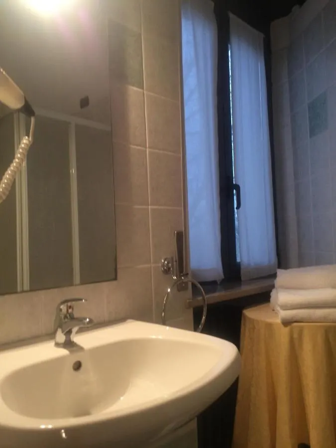 Albergo Castello Miradolo Terme 3*,  Italy